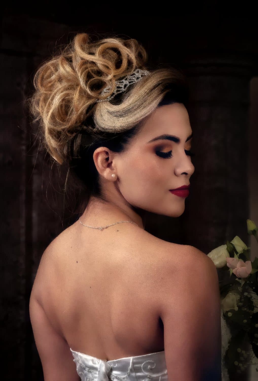 Peinado de novia glam de perfil, Cleo Spa